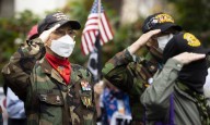 Obama sorprende a veteranos de guerra en Corea y Vietnam a su llegada a Washington DC