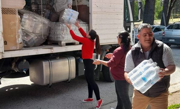 Amplio despliegue para asistir a pobladores afectados por el temporal y controlar incendio en Epuyén