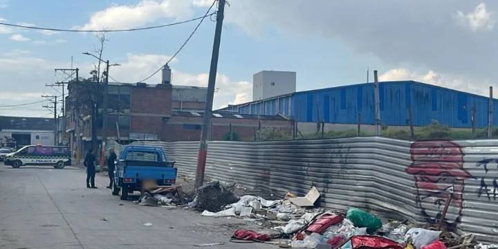 Policía halló un cadáver envuelto en sábanas al interior de un cajón cerca a la cárcel Modelo de Bogotá