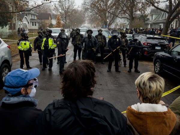 Another federal agent operation in St. Paul draws large crowds of protesters