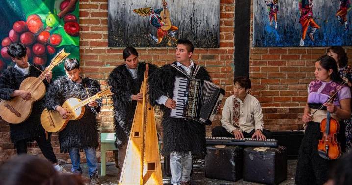 Músicos tradicionales de etnias de Chiapas honran a su patrona Santa Cecilia