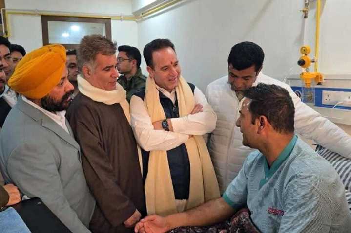 Sunil, Raina visit Ujala Hospital to inquire about Nowgam blast victims