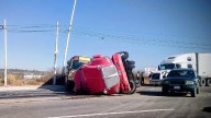 Vuelca tráiler y golpea camión de transporte de personal