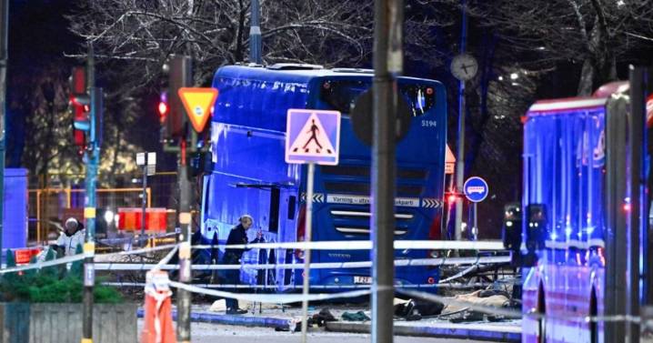 Gobierno sueco confirma muertos y heridos arrollados por un bus en un paradero de Estocolmo