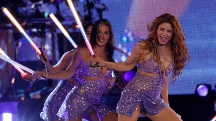 Shakira despidió su gira en Colombia con la Filarmónica de Mujeres de Bogotá y 47.000 voces coreando sus canciones en el Vive Claro