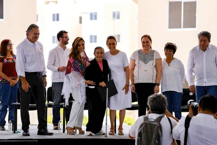 Sheinbaum entrega 225 casas y escrituras en Quintana Roo