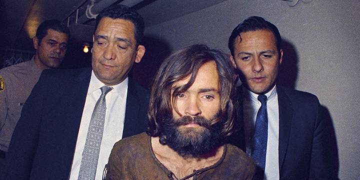 El oscuro legado de Charles Manson: biografía, crímenes, obsesiones y los enigmas que lo acompañaron hasta el final