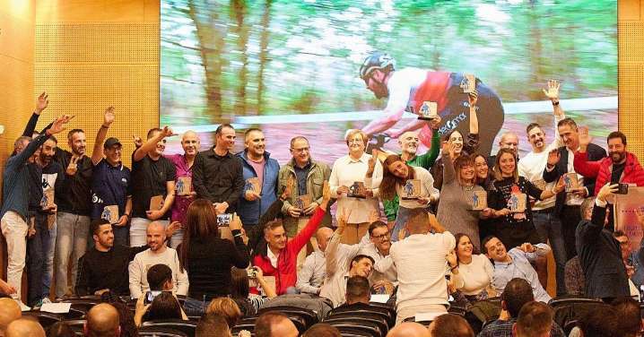 De la bicicleta al escenario por un motivo de peso