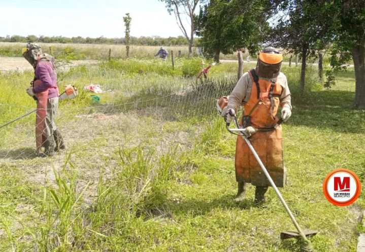 Las Breñas: el municipio realiza trabajo de desmalezamiento en instituciones educativas