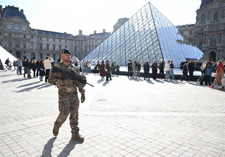 Two new suspects handed preliminary charges in Louvre jewels heist case, Paris prosecutor says