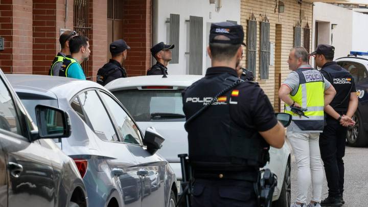 Un policía, en estado crítico tras ser disparado por un hombre atrincherado en una 'guardería de droga' en Sevilla