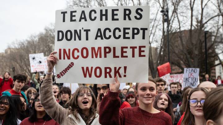 Alberta teachers to challenge government's back