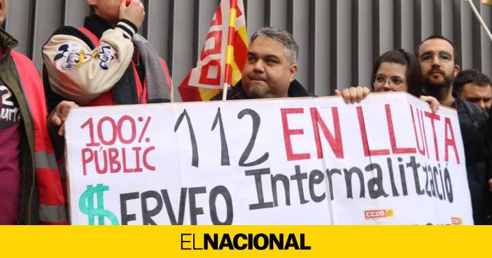 Trabajadores del 112 se manifiestan en Interior para exigir la internalización, como reclama el Parlament