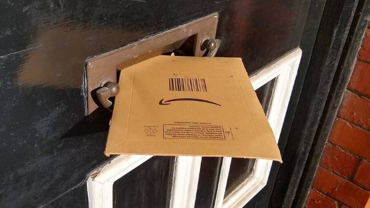 Child Confuses Amazon Driver for Santa Claus