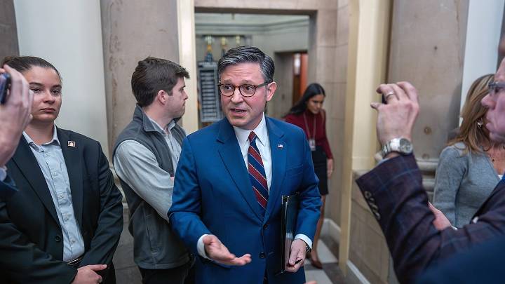 Bill to end longest shutdown in history advances to House