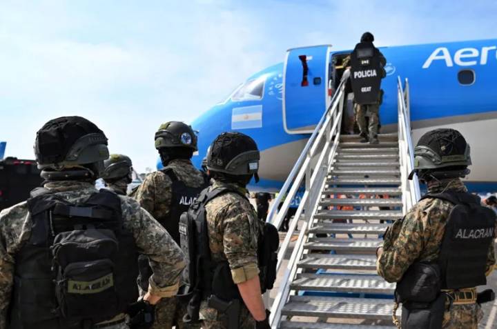 Gendarmes custodiaron el traslado del detenido brasileño vinculado a la incautación de más de 9 toneladas de marihuana