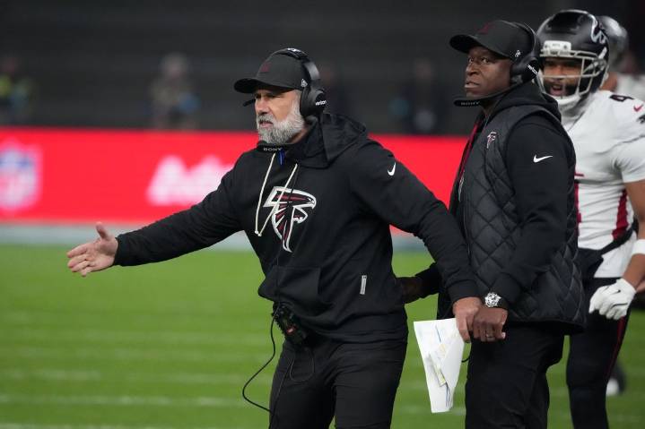 Deadspin | Raheem Morris: No staff changes on horizon after Falcons' 4th straight loss