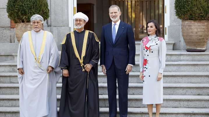 Los Reyes reciben con honores al sultán de Omán en el Palacio Real de Madrid