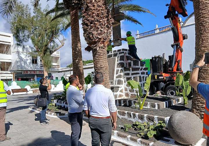 Recolocada la cruz junto a la iglesia de San Ginés sin esperar a la resignificación