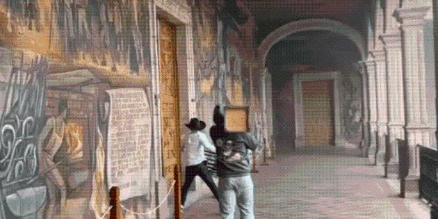 Manifestantes toman Palacio de Gobierno de Morelia tras asesinato del alcalde de Uruapan