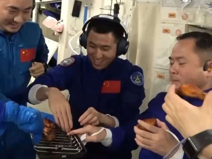 Astronautas chinos hacen historia al cocinar por primera vez una barbacoa en el espacio: el resultado final