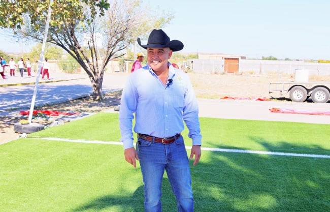 Construyen cancha de pasto sintético