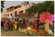 Con más de una hora de retraso, desfile de Día de Muertos llenó de color las calles del centro de Puerto Vallarta