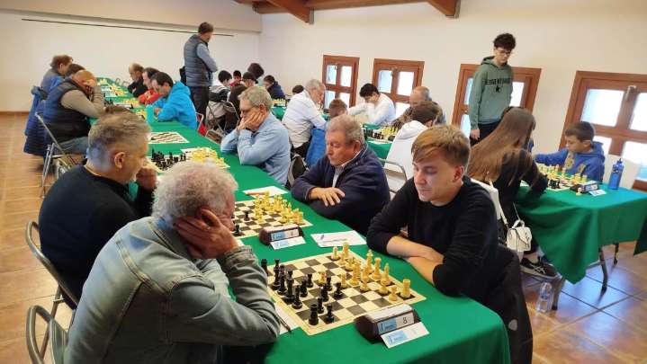 Oscar Rubiella y Laura Lacort lideran el Campeonato Provincial de Ajedrez en Primera y Segunda Categoría