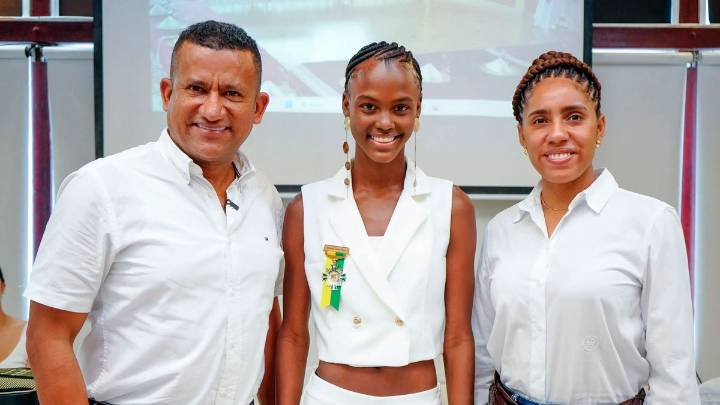 Nariño condecora a la modelo Valentina Castro en Tumaco
