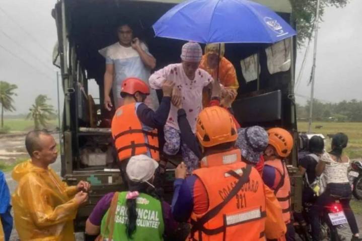 A million displaced as 'super typhoon' hits Philippines 