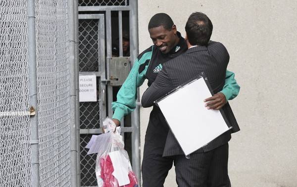 Antonio Brown es liberado de cárcel en Miami en espera de juicio por intento de asesinato