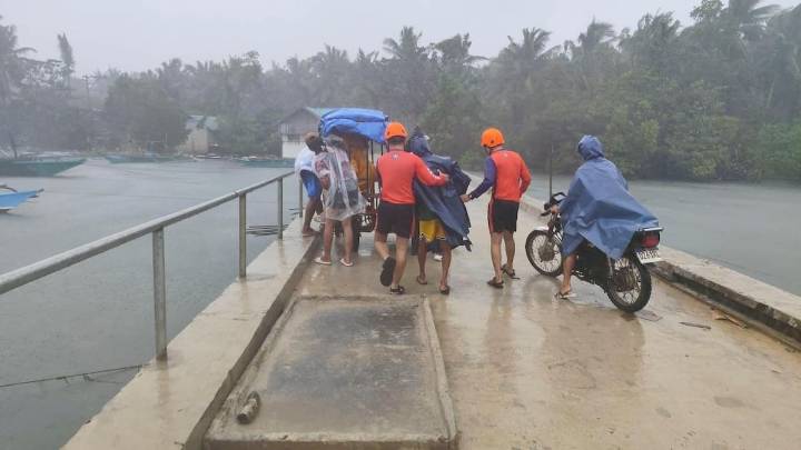 Filipinas evacúa a casi un millón de personas ante la llegada del tifón Fung