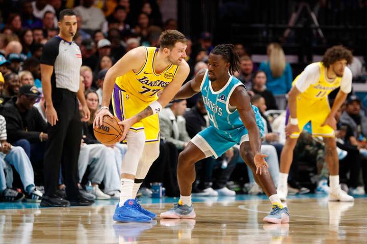 Lakers continue road success with win over Hornets