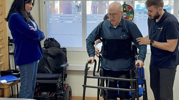 La alcaldesa de Huesca visita Aeno para conocer el exoesqueleto de rehabilitación