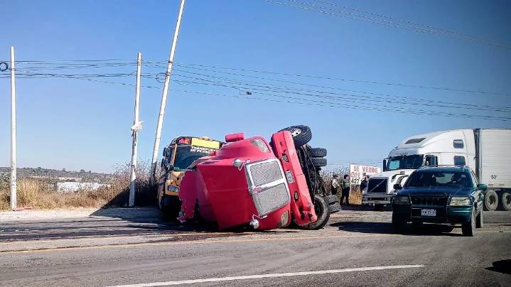 Vuelca tráiler y golpea camión de transporte de personal
