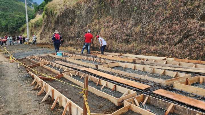 Comunidad y Alcaldía de Pereira se unen en convite para construir placa huella en la vía El Chocho