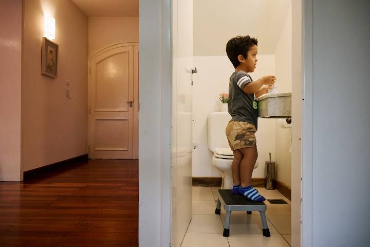 Tiene acondroplasia y, gracias a un tratamiento, en un año creció más que su hermano mellizo