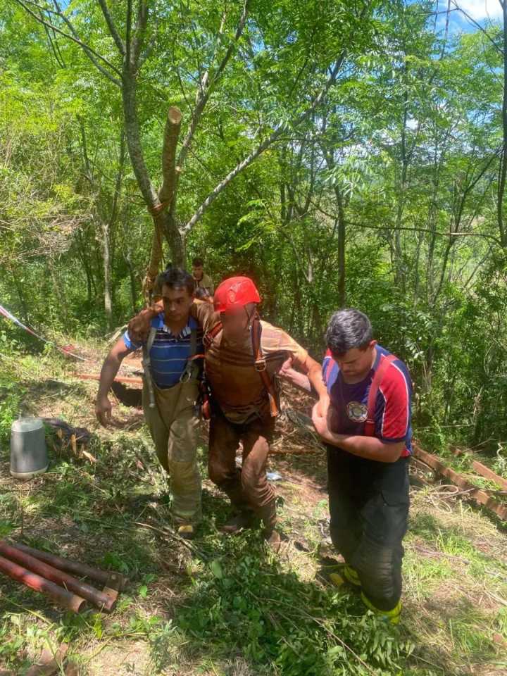 El Soberbio: rescatan a un hombre que quedó atrapado en un pozo de agua