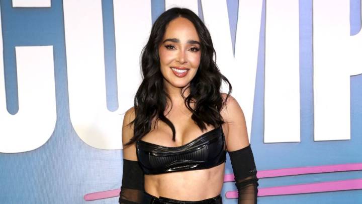 Manelyk González modela por las calles de México en un look de minishorts y medias