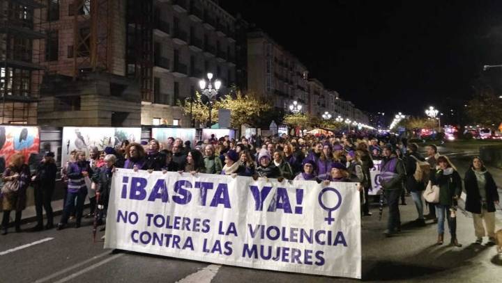 Miles de personas desafían el temporal para recorrer las calles de Santander contra la violencia machista