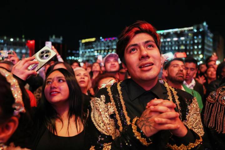 Juan Gabriel supera su récord en el Zócalo con 170.000 asistentes