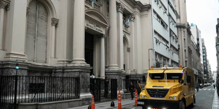 El Banco Central aprovechó la calma del dólar para bajar una tasa de interés clave que afecta a préstamos y plazos fijos