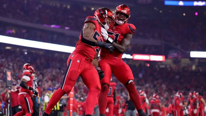 Texans' defense thumps Bills, stakes claim as league's best