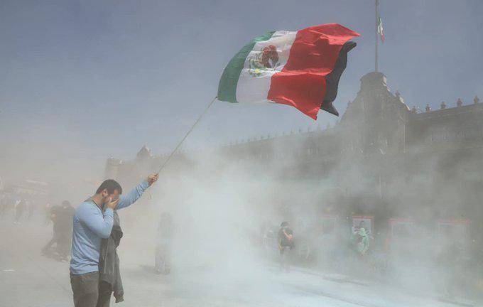 Con golpes y extintores, policías replegan a manifestantes en CDMX