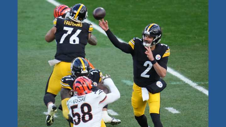 Steelers QB Aaron Rodgers and his broken wrist could still play against the Bears