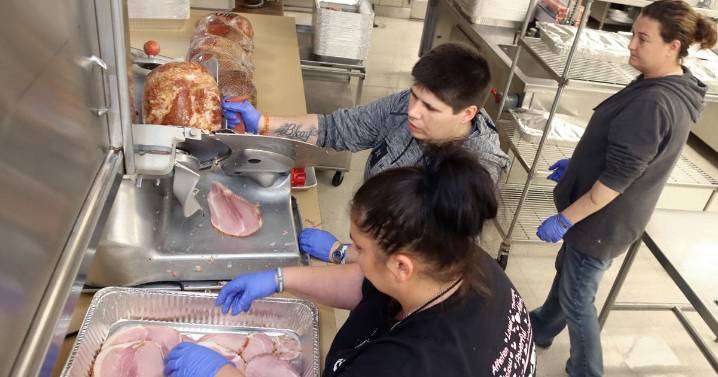 Hundreds of volunteers make 59th Frank Veltri free Thanksgiving go in Charleston