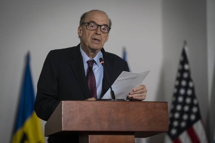 La Fiscalía de Colombia le imputará cargos al excanciller Álvaro Leyva por prevaricato en el caso de los pasaportes