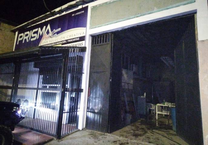 Llamas consumieron máquina de impresión de afiches de candidatos en Prisma Print (+fotos)