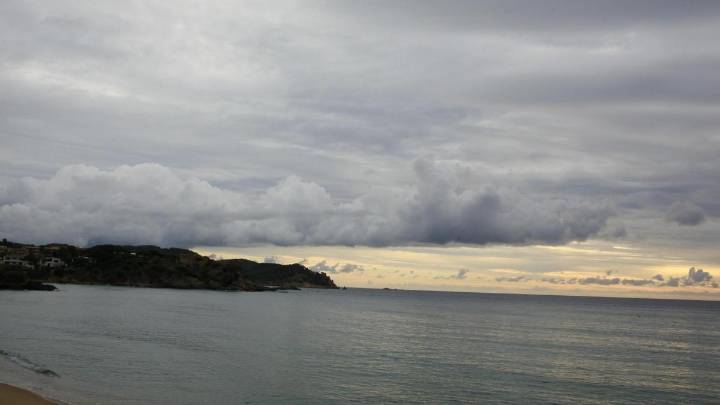 Gris día de Todos los Santos en España con cielo nuboso y chubascos dispersos