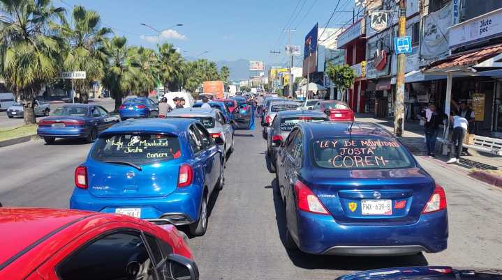 Caravana de conductores de plataformas avanza hacia el Congreso de Morelos